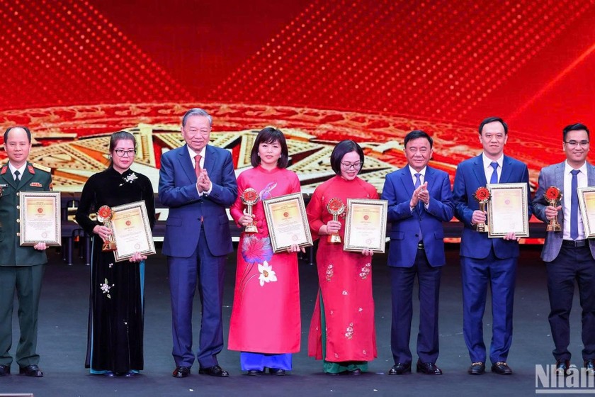 Tại Lễ trao Giải Búa liềm vàng năm 2024, ngày 20/1/2025, Tổng Bí thư Tô Lâm và Ủy viên Bộ Chính trị, Thường trực Ban Bí thư, Chủ nhiệm Ủy ban Kiểm tra Trung ương Trần Cẩm Tú trao giải A cho các tác giả, đại diện nhóm tác giả. Trong đó có tác giả Vân Anh của Báo Pháp luật Việt Nam. (Ảnh: Thành Đạt) 