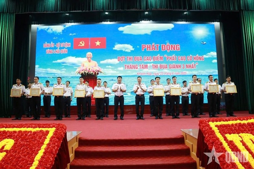Thủ trưởng Bộ Tư lệnh Vùng 4 Hải quân trao tặng các tập thể, cá nhân có thành tích tiêu biểu. (Ảnh: qdnd.vn)