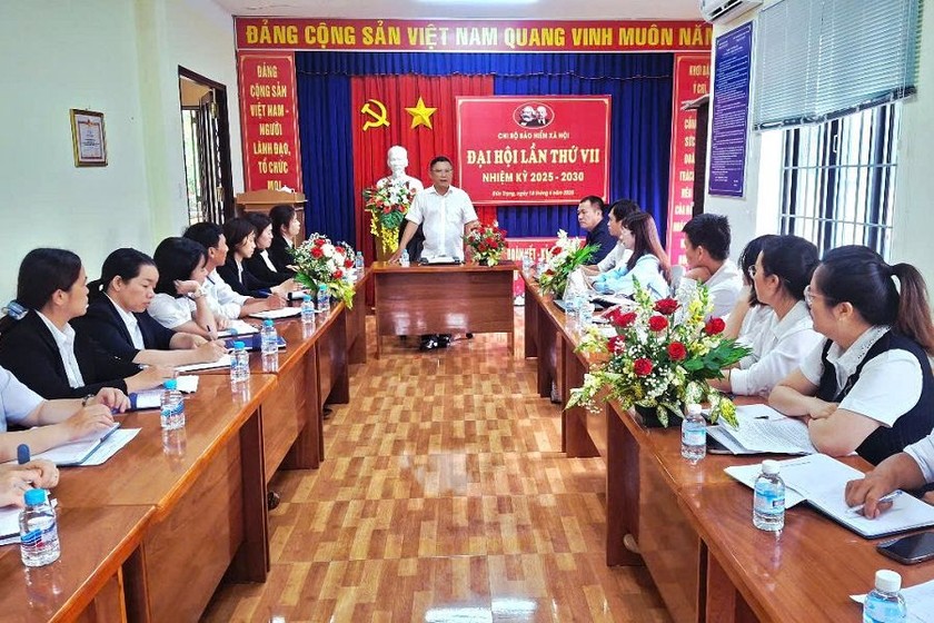 Giám đốc BHXH Khu vực XXV “truyền lửa”, động viên CBVC, người lao động tại buổi làm việc với BHXH huyện Đức Trọng và BHXH huyện Đơn Dương tại buổi làm việc vừa qua.