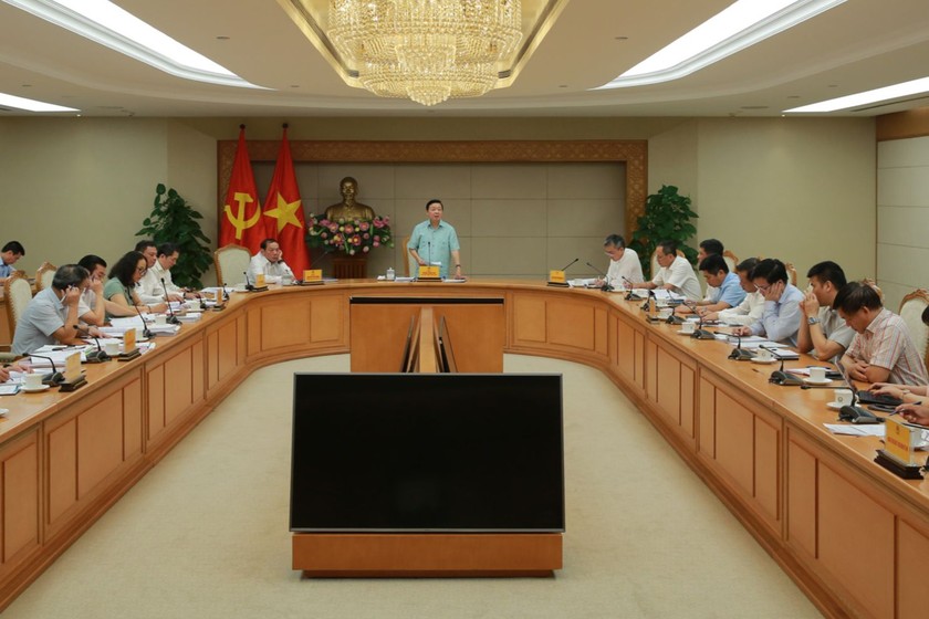 Cùng với việc phát triển đội tàu bay, mạng lưới đường bay, Phó Thủ tướng Trần Hồng Hà yêu cầu Vietnam Airlines chủ động tham gia và đóng vai trò quan trọng trong việc phát triển hệ sinh thái dịch vụ hàng không hiện đại, đồng bộ, có năng lực cạnh tranh cao. (Ảnh: VGP/Minh Khôi)
