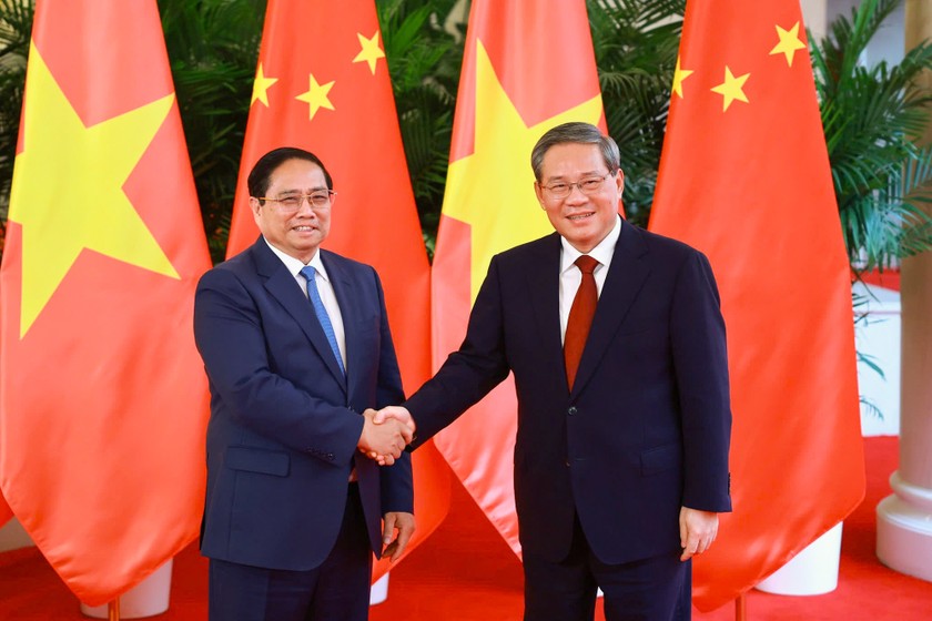 Thủ tướng Phạm Minh Chính và Thủ tướng Trung Quốc Lý Cường trước khi bắt đầu cuộc hội đàm chiều ngày 24/6. (Ảnh trong bài: VGP/Nhật Bắc)