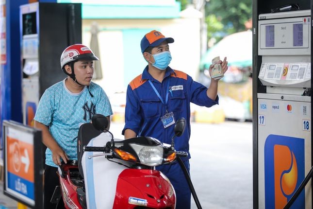 Giá xăng đồng loạt tăng từ 15h hôm nay (Ảnh minh hoạ).