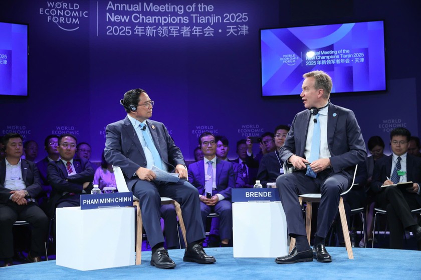 Thủ tướng Phạm Minh Chính và Chủ tịch điều hành WEF Borge Brende dự phiên đối thoại chính sách “Kỷ nguyên mới của Việt Nam: Từ tầm nhìn đến hành động”. (Ảnh: VGP)
