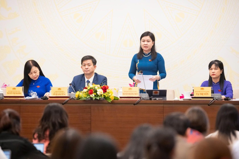 Phó Chủ nhiệm Ủy ban Pháp luật và Tư pháp Nguyễn Phương Thủy thông tin tại họp báo. (Ảnh: Quochoi.vn)