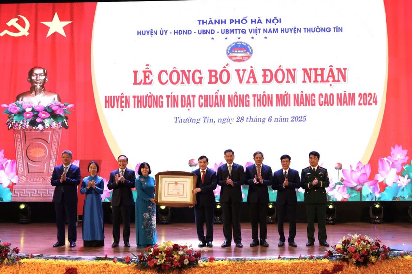 Trao Bằng công nhận đạt chuẩn nông thôn mới nâng cao cho huyện Thường Tín. 