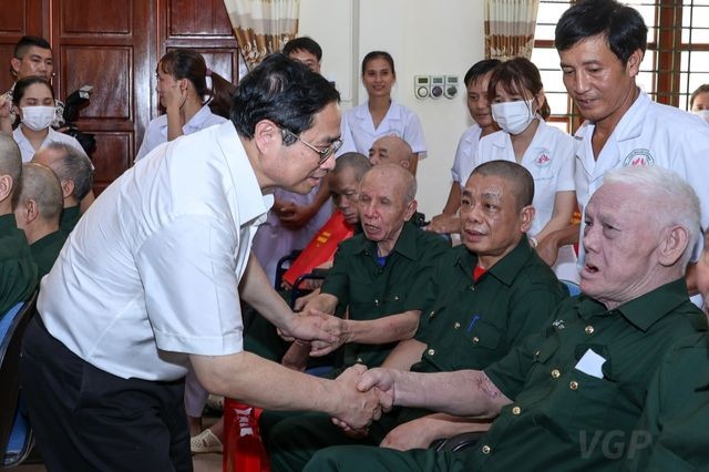 Thủ tướng Chính phủ Phạm Minh Chính thăm, tặng quà tại Trung tâm Điều dưỡng thương binh Kim Bảng, Hà Nam - (Ảnh: VGP).