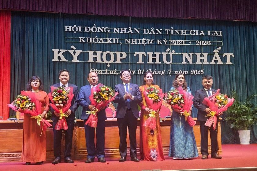 Ông Hồ Quốc Dũng (thứ 4 từ trái qua), Bí thư Tỉnh ủy Gia Lai tặng hoa chúc mừng các lãnh đạo HĐND tỉnh Gia Lai khóa XII, nhiệm kỳ 2021 - 2026.
