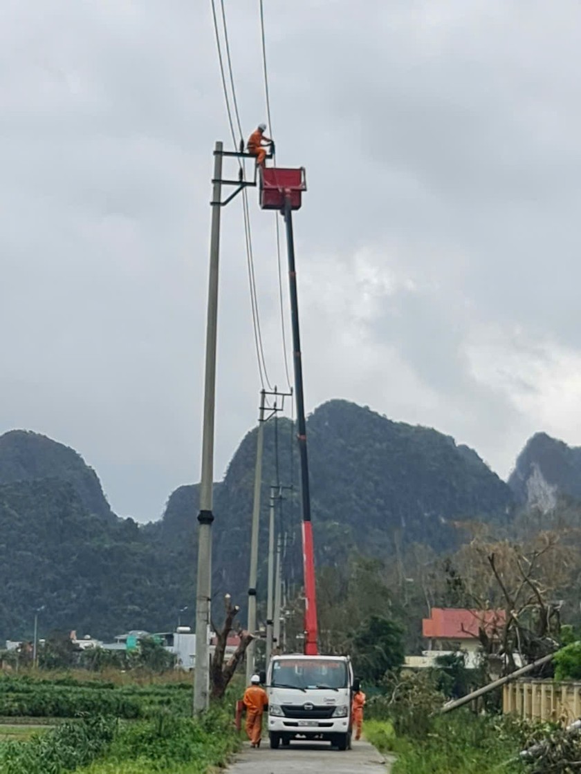 CBCNV Công ty Điện lực Vĩnh Phúc hỗ trợ tại tỉnh Quảng Ninh.