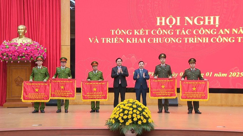 Đồng chí Bùi Huy Vĩnh - Phó Bí thư Thường trực Tỉnh ủy và đồng chí Trần Duy Đông - Phó Bí thư Tỉnh ủy, Chủ tịch UBND tỉnh trao Cờ thi đua cho các tập thể tiêu biểu của Công an tỉnh.