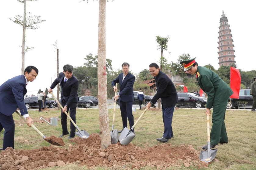 Bí thư Tỉnh ủy Đặng Xuân Phong cùng các đại biểu trồng cây trong khuôn viên khu di tích Đồng Đậu, thị trấn Yên Lạc, huyện Yên Lạc.