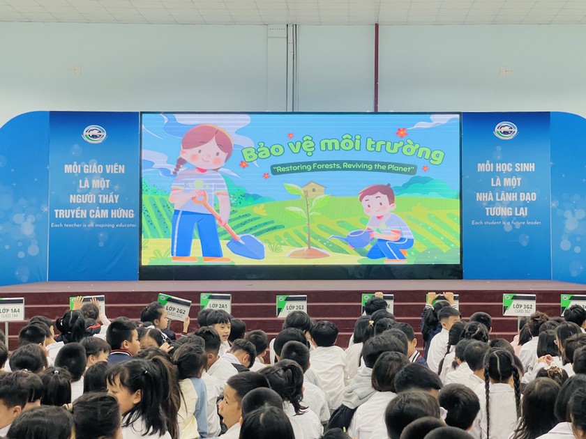 Học sinh Tiểu học hào hứng tham gia hoạt động tái chế giấy để vẽ tranh. 