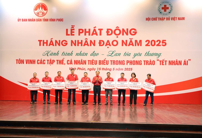 Chủ tịch Hội Chữ thập đỏ tỉnh Vĩnh Phúc - ông Trần Phú Phương tiếp nhận ủng hộ của CTĐ các huyện, thành phố.