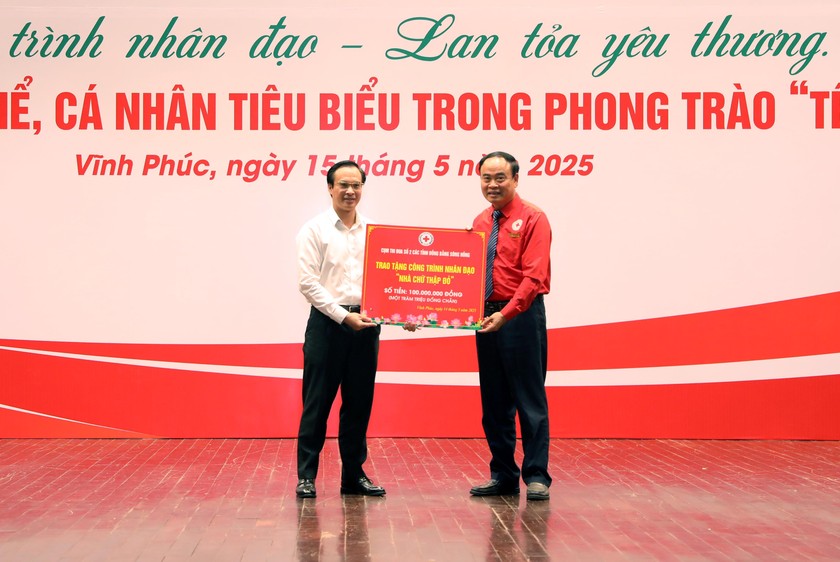 Cụm thi đua số 2 các tỉnh đồng bằng sông Hồng trao tặng công trình nhân đạo "Nhà Chữ thập đỏ"