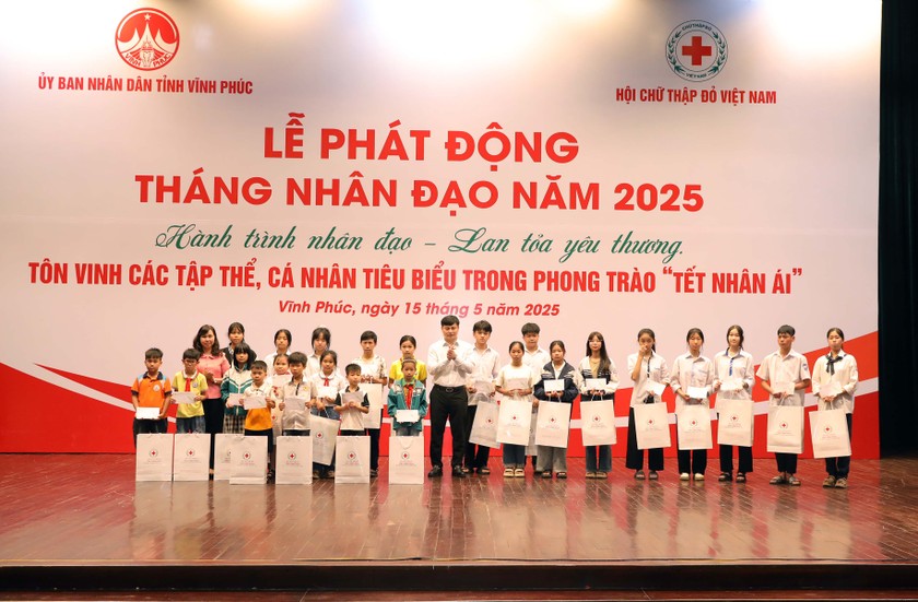 Bí thư Thành ủy Vĩnh Yên Nguyễn Trung Hải, Chủ tịch Ủy ban MTTQ tỉnh Bùi Thị Thu Hằng trao học bổng tặng học sinh có hoàn cảnh khó khăn vươn lên trong học tập.