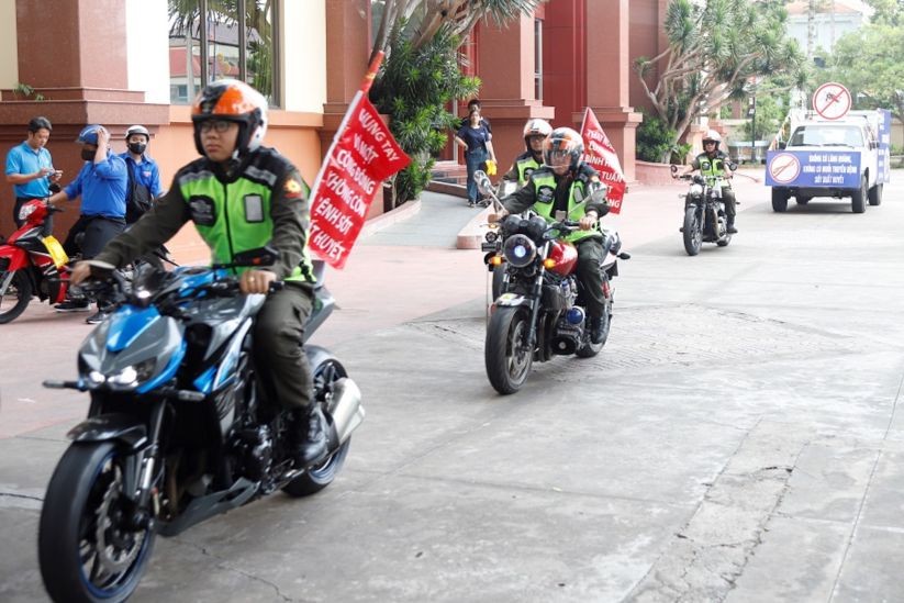 Đoàn xe tuyên truyền khởi hành ra các tuyến đường TP Mỹ Tho. Ảnh: Xuân Uyên