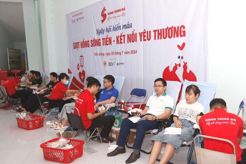 Hơn 700 người tham gia hiến máu trong Hành trình đỏ đầu tiên tại Tiền Giang 