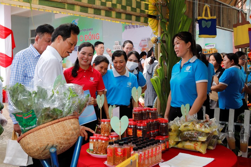 Đại biểu tham quan gian hàng của huyện Gò Công Đông. Ảnh: Xuân Uyên