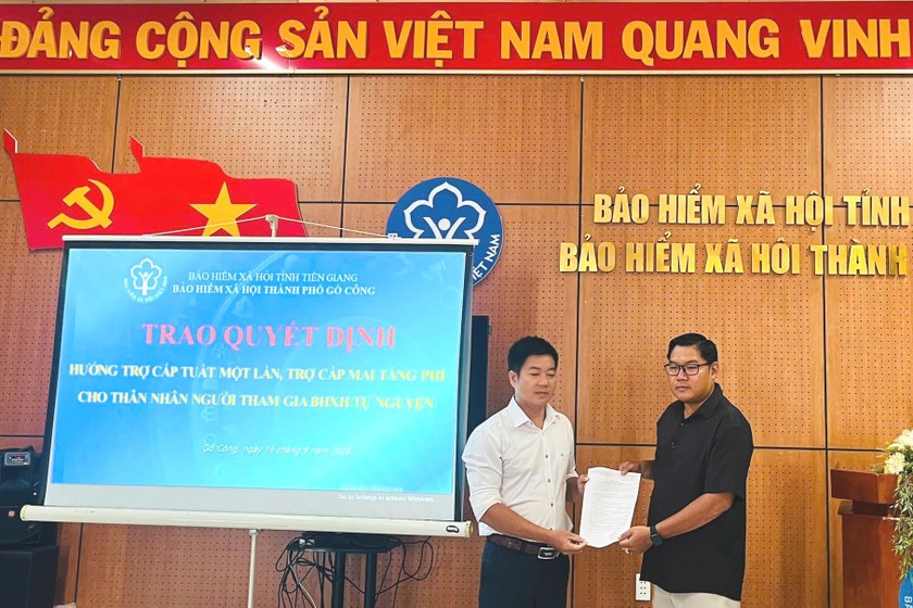 BHXH Tp Gò Công trao tiền chế độ cho thân nhân người tham gia BHXH tự nguyện