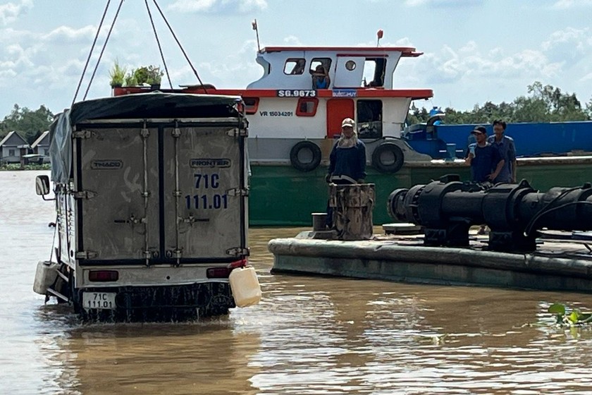 Trục vớt ô tô tải rơi xuống sông ở Tiền Giang