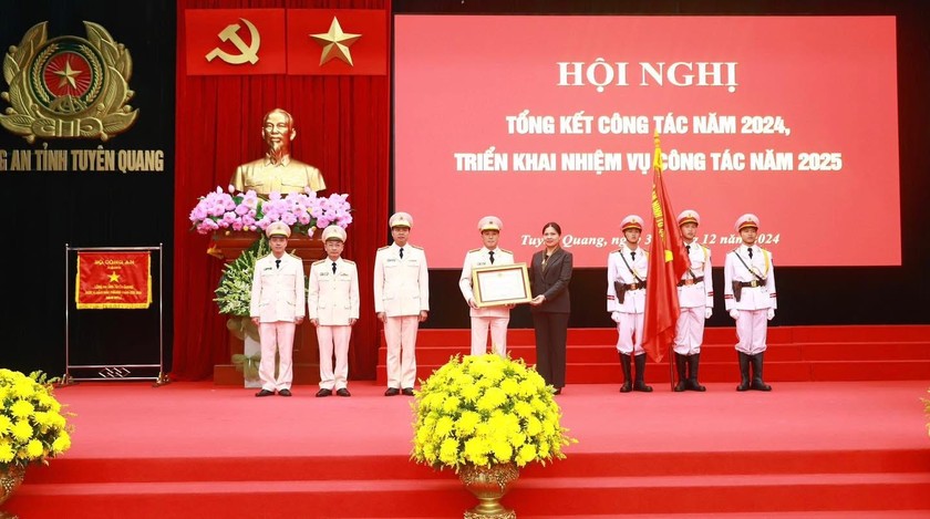 Bà Hà Thị Nga, Bí thư tỉnh Tuyên Quang trao Huân chương Chiến công hạng Ba cho phòng cảnh sát kinh tế Công an tỉnh Tuyên Quang