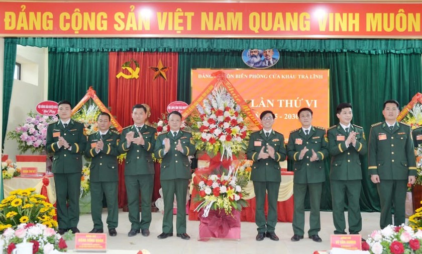 Đại tá Đặng Hồng Quân, Chính Uỷ Bộ đội Biên phòng tỉnh Cao Bằng tặng hoa Ban Chấp hành Đảng bộ Đồn Biên phòng Cửa khẩu Trà Lĩnh