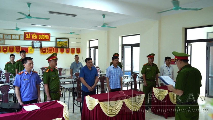 Cơ quan Cảnh sát điều tra Công an tỉnh Bắc Kạn thi hành quyết định khởi tố đối với 2 bị can Hà Văn Quý (áo kẻ) và Hoàng Văn Duẩn ( áo xanh). Ảnh: CA Tỉnh Bắc Kạn