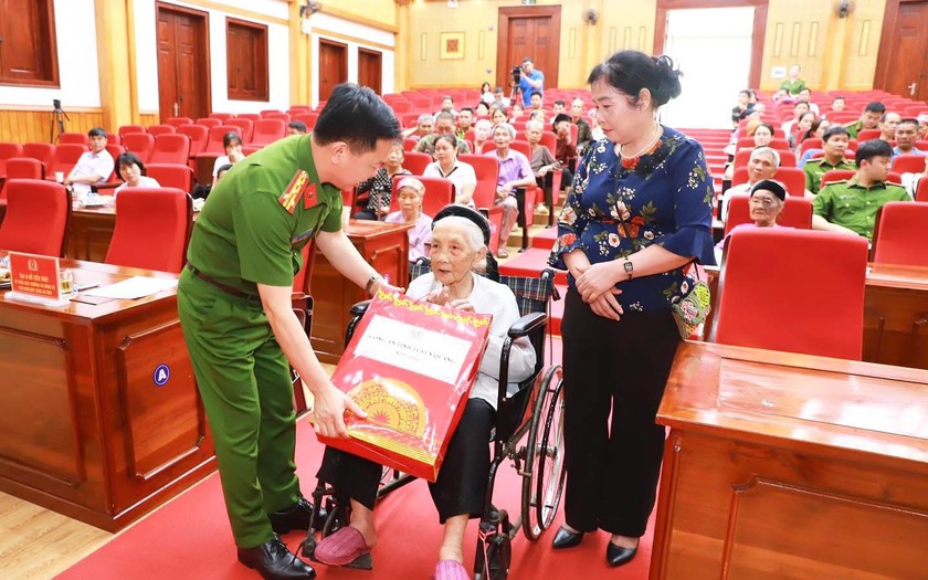 Đại tá Đỗ Tiến Thùy - Phó Giám đốc Công an tỉnh Tuyên Quang tặng quà cho thân nhân liệt sĩ chưa xác định được danh tính. (Ảnh: CA Tuyên Quang)