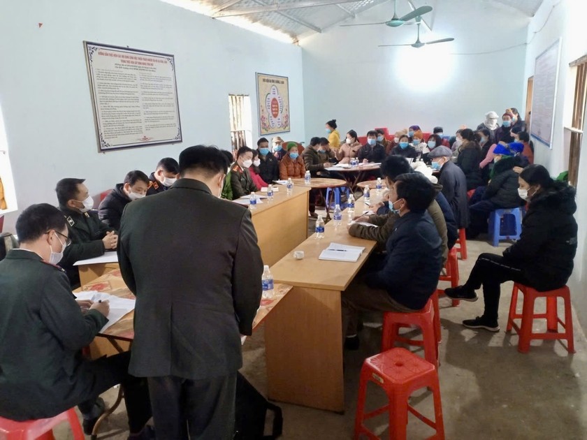 Tại buổi làm việc các cơ quan, ban ngành của huyện, xã đã vận dụng lý lẽ để phân tích, giải thích cả về tình, cả về lý cho ông Hội, bà Nậu (Ảnh: Lê Hanh)