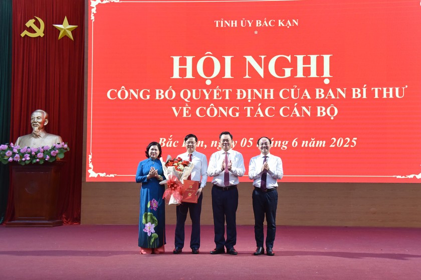 Lãnh đạo tỉnh Bắc Kạn tặng hoa chúc mừng ông Đinh Quang Tuyên