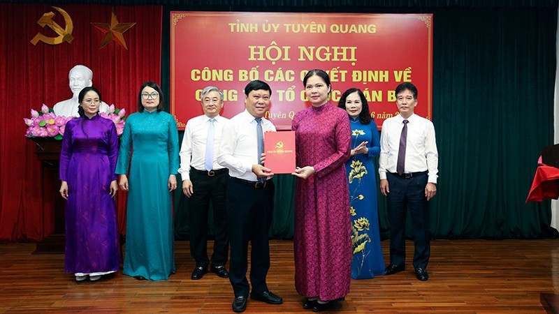 Bà Hà Thị Nga, Bí thư tỉnh Tuyên Quang trao quyết định bổ nhiệm ông Mai Đức Thông giữ chức vụ Tổng Biên tập Báo và Đài Phát thanh - Truyền hình tỉnh Tuyên Quang.