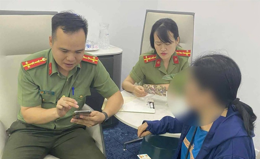 Cán bộ Phòng An ninh mạng và phòng chống tội phạm sử dụng công nghệ cao tuyên truyền cho người dân không chuyển tiền cho đối tượng lừa đảo (Ảnh: CACB)