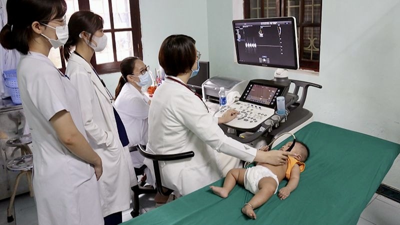 Các bác sĩ siêu âm kiểm tra nhịp tim cho trẻ tại Tuyên Quang