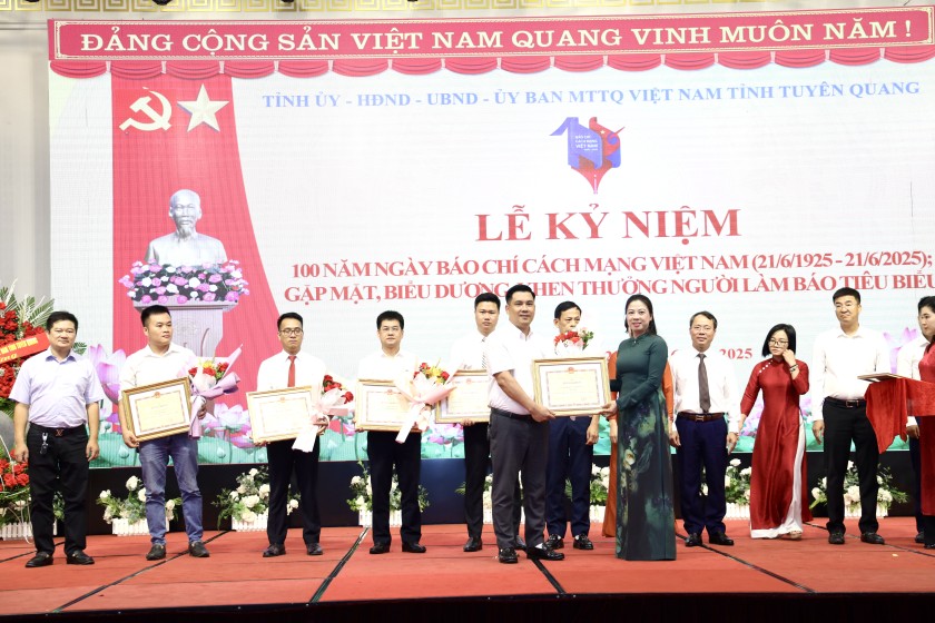 Bà Lê Thị Kim Dung - Chủ tịch HĐND tỉnh Tuyên Quang trao Bằng khen của Chủ tịch UBND tỉnh cho đại diện Báo Pháp luật Việt Nam. (Ảnh: Thanh Tùng)