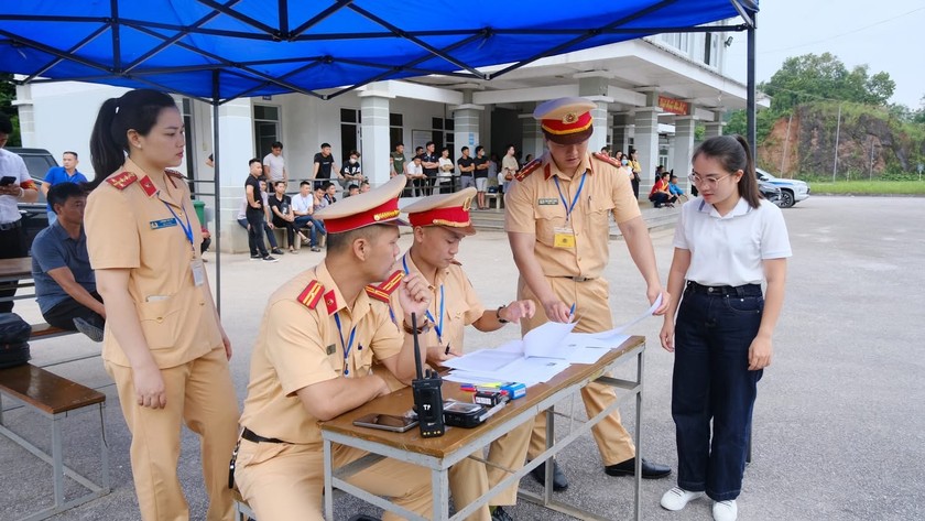 Các thí sinh làm thủ tục thi sát hạch