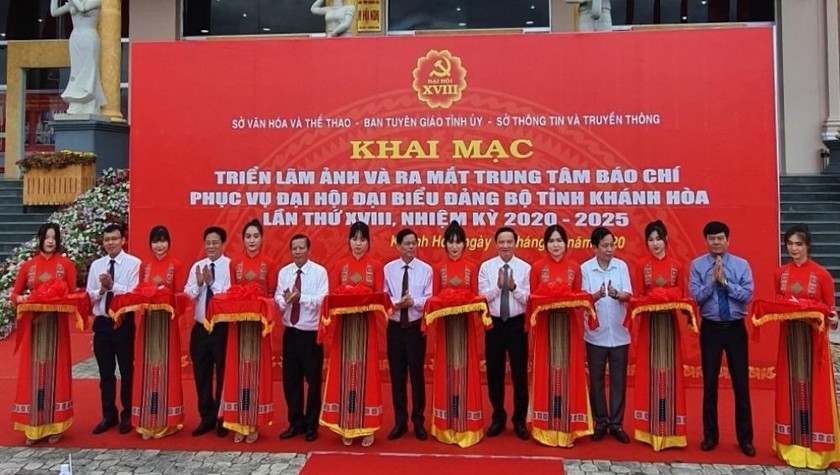 Nghi thức cắt băng khai mạc Triển lãm ảnh và ra mắt Trung tâm Báo chí.