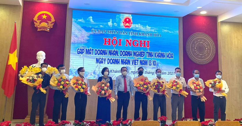 Đại diện lãnh đạo tỉnh Khánh Hòa tuyên dương và tặng hoa cho các doanh nhân, doanh nghiệp tiêu biểu.