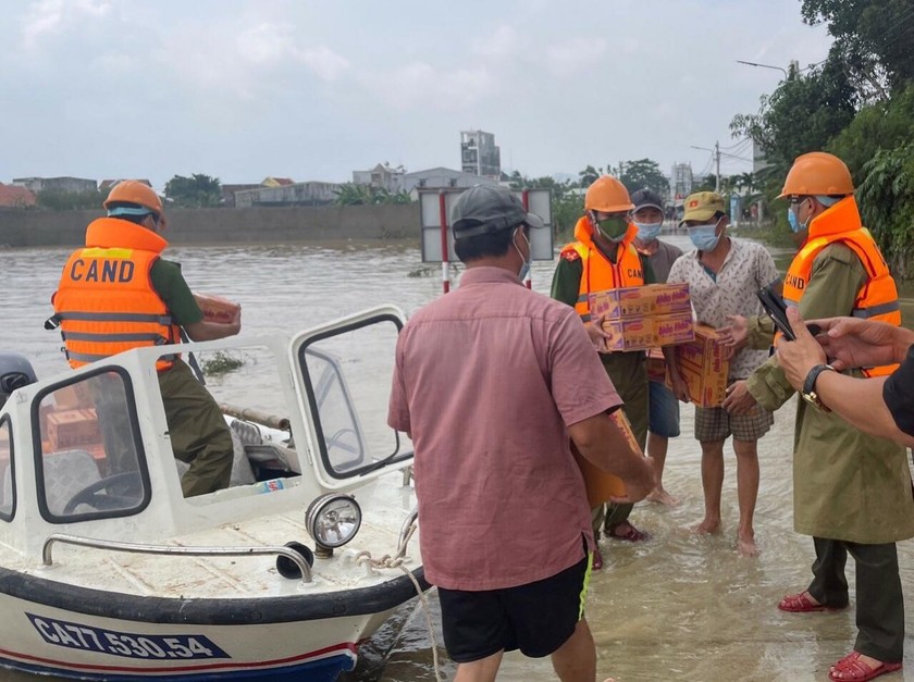 Công an huyện Tuy Phước cùng ban ngành, khắc phục thiên tai và hỗ trợ lương thực, thực phẩm.