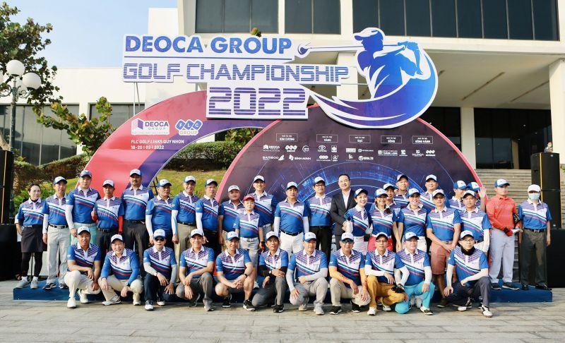 Các golfer ra sân thi đấu sau lễ khai mạc.