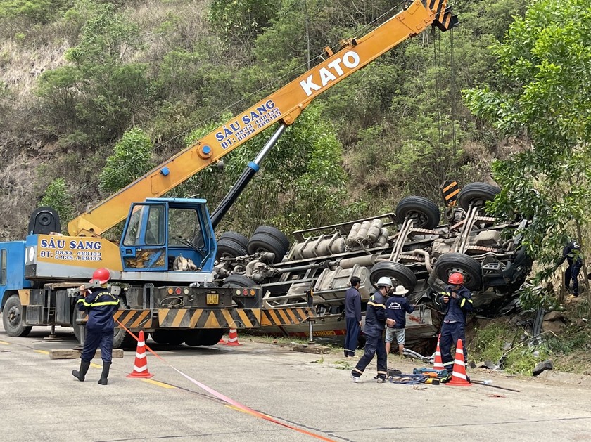 Liên tiếp hai vụ tai nạn lật xe tải, ít nhất 5 người chết và 4 người bị thương 