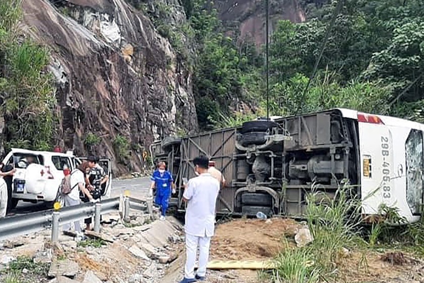 Nạn nhân kể phút ô tô chở du khách người nước ngoài bất ngờ lật trên đèo ở Khánh Hòa