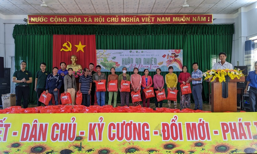 Đại diện Công ty Cổ phần Tầm nhìn năng lượng sạch trao quà Tết các hộ nghèo, cận nghèo ở xã Mỹ Thắng.