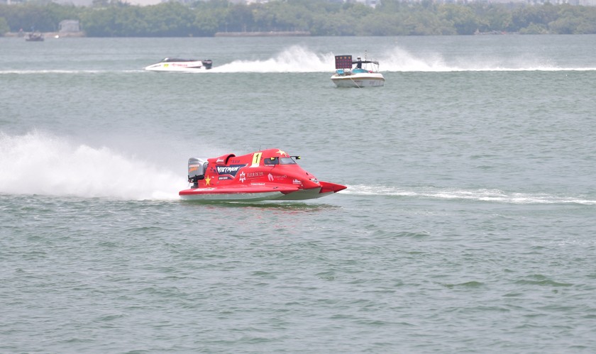 Về nhì, Jonas Anderson (thuyền số 1) vẫn “gánh team” F1H2O Bình Định - Việt Nam.