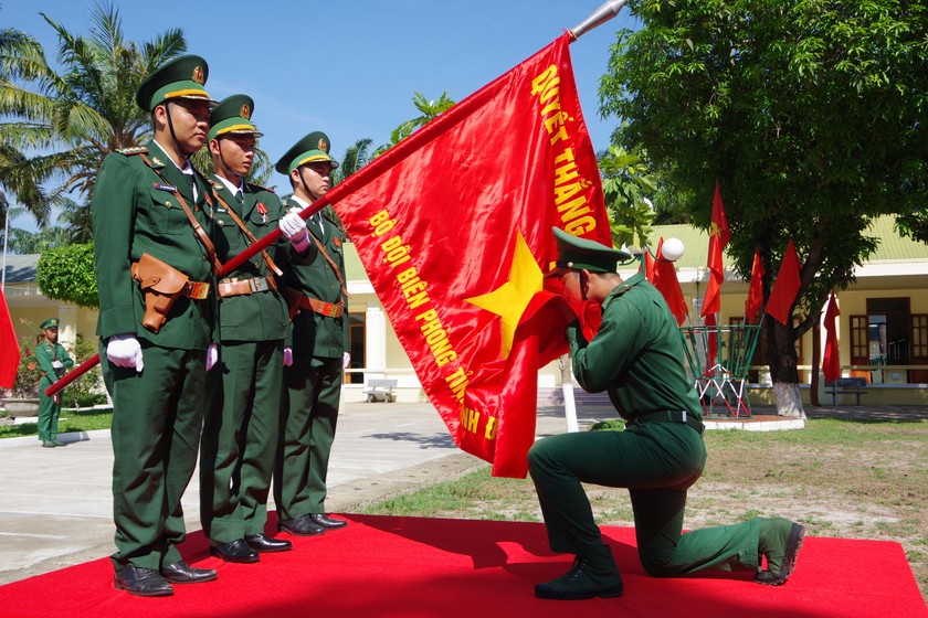 Chiến sĩ mới tuyên thệ trước Quân kỳ Quyết thắng