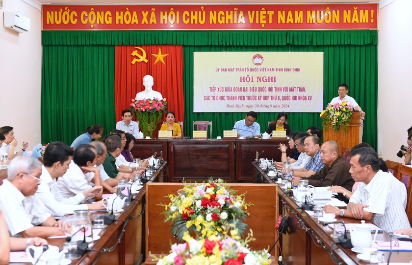 Quang cảnh buổi tiếp xúc cử tri