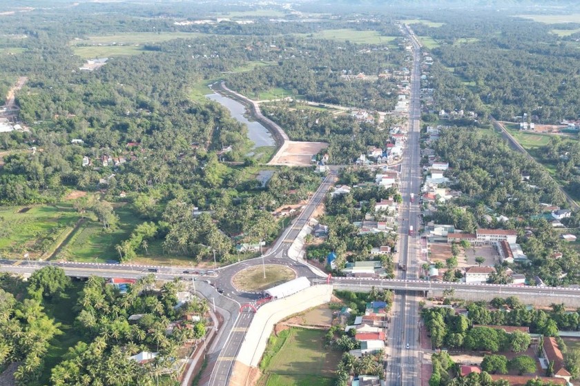 Bàn giao khai thác tuyến đường kết nối với đường ven biển tại thị xã Hoài Nhơn