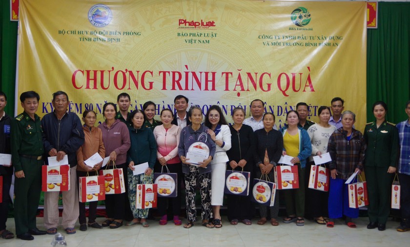 Báo Pháp luật Việt Nam tặng quà gia đình thương binh, liệt sĩ và người có công tại Bình Định