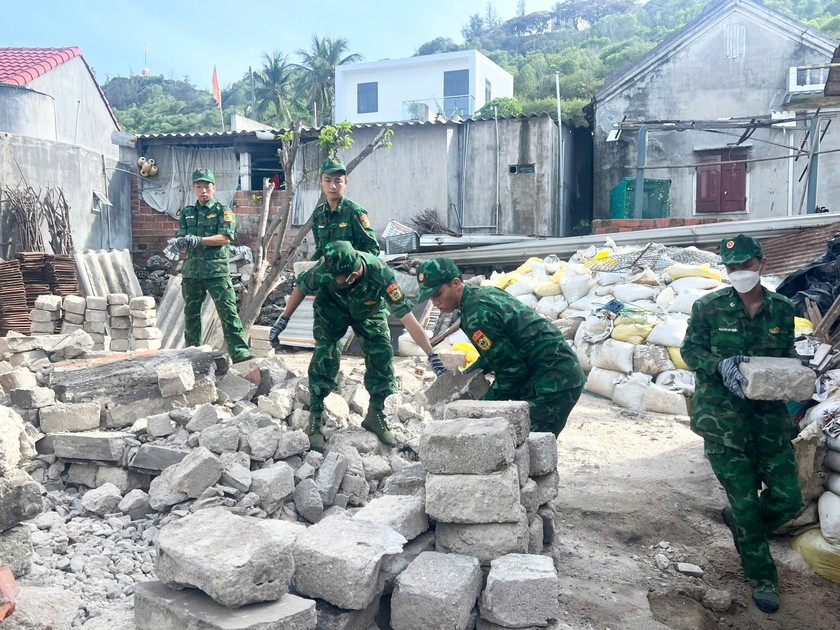 Cán bộ, chiến sĩ Đồn Biên phòng Nhơn Châu BĐBP tỉnh Bình Định giúp dân xóa nhà tạm