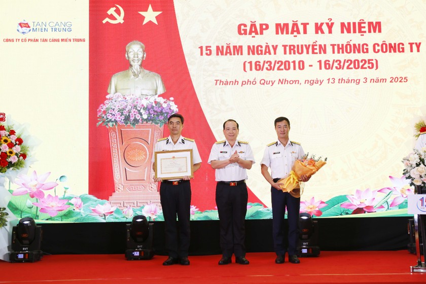 Thừa ủy quyền của Bộ trưởng Bộ Quốc phòng, Đại tá Nguyễn Thanh Trúc trao Bằng khen tặng tập thể Công ty cổ phần Tân Cảng miền Trung.