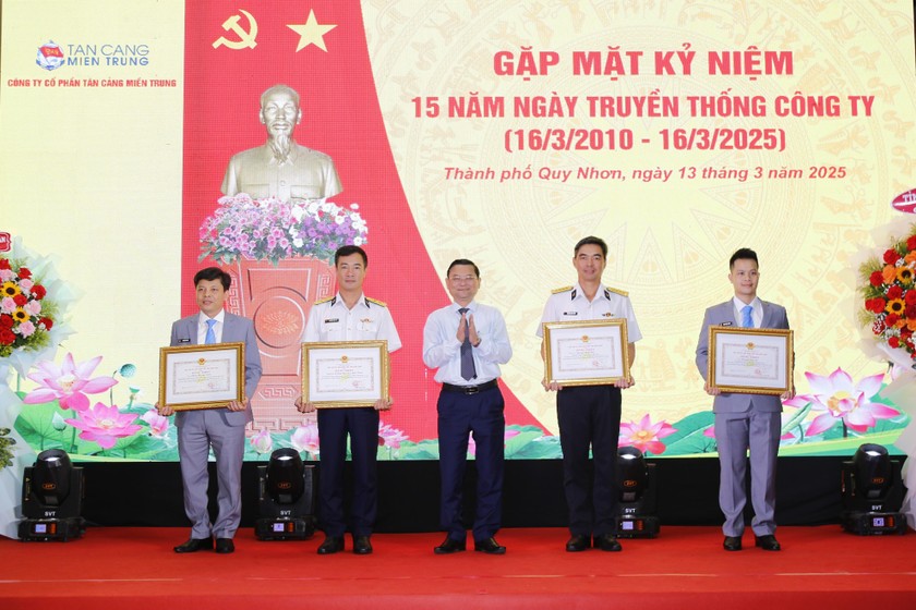 Tập thể và các cá nhân Công ty CP Tân Cảng Miền Trung nhận bằng khen của UBND tỉnh Bình Định