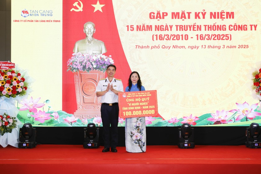 Công ty cổ phần Tân cảng miền Trung ủng hộ 100 triệu đồng cho Quỹ Vì người nghèo tỉnh Bình Định